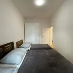 Cozy & Spacious For 5 Guests In Praga