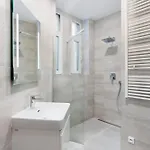 Cozy & Spacious For 5 Guests In Apartmán Praha