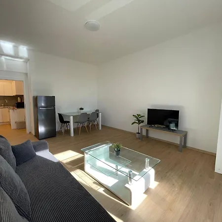 Cozy & Spacious For 5 Guests In Apartmán Praha