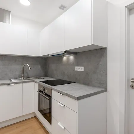 Apartment Cozy & Spacious For 5 Guests In *