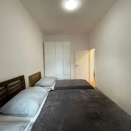 Cozy & Spacious For 5 Guests In براغ