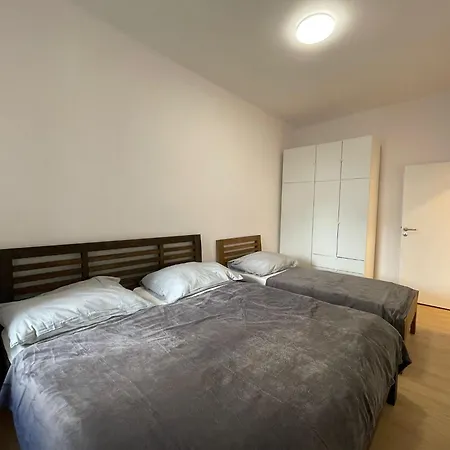 Cozy & Spacious For 5 Guests In Apartmán Praha