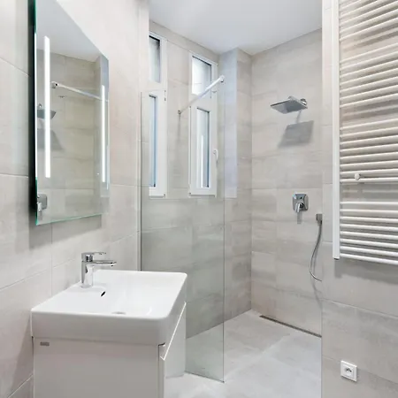 Cozy & Spacious For 5 Guests In Apartamento Praga
