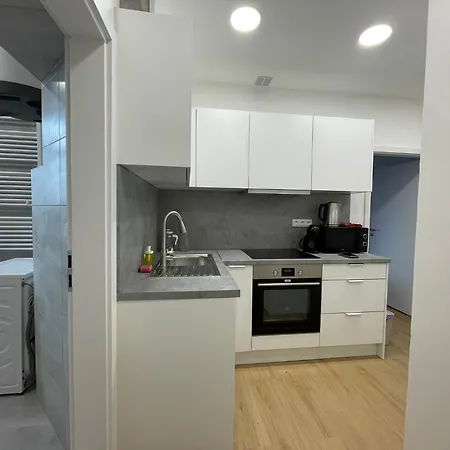 Cozy & Spacious For 5 Guests In Apartmán Praha