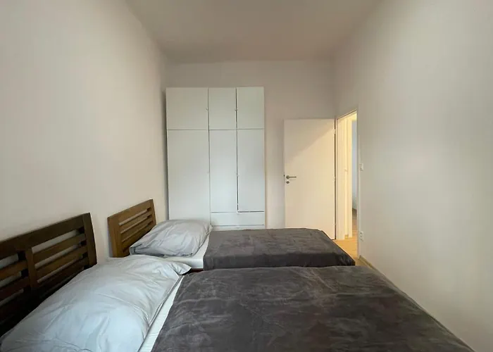 Cozy & Spacious For 5 Guests In Praag
